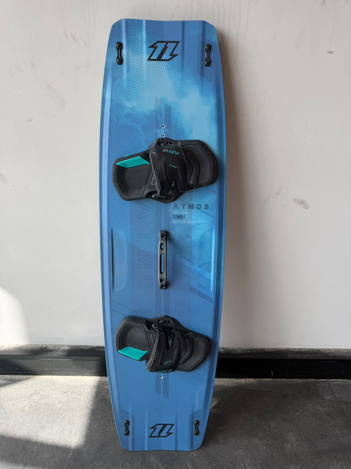 North Atmos 2023 138x41 tweedehands kiteboard met FlexLX bindingen