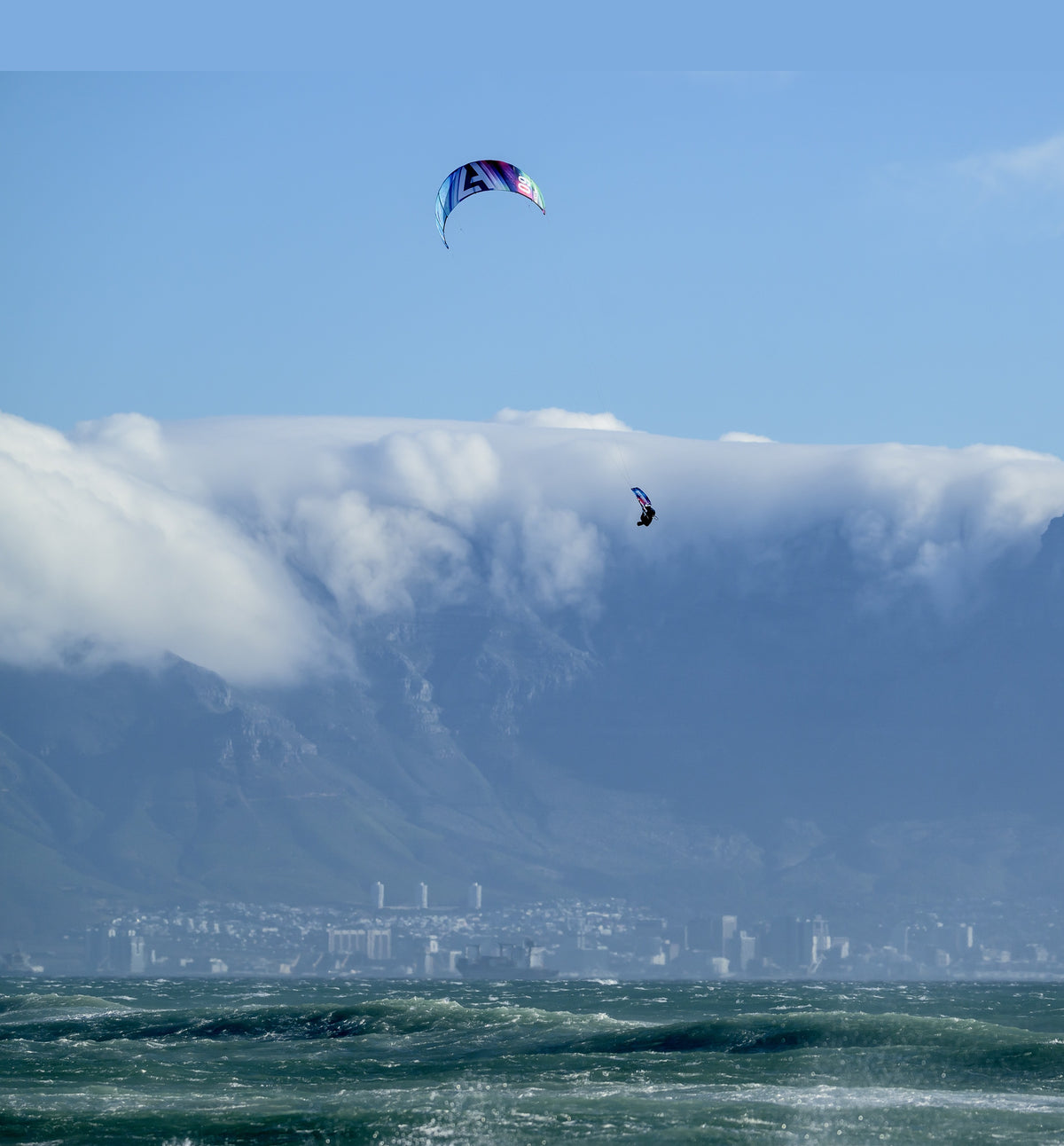 Big Air kite hoog boven Tafelberg Kaapstad