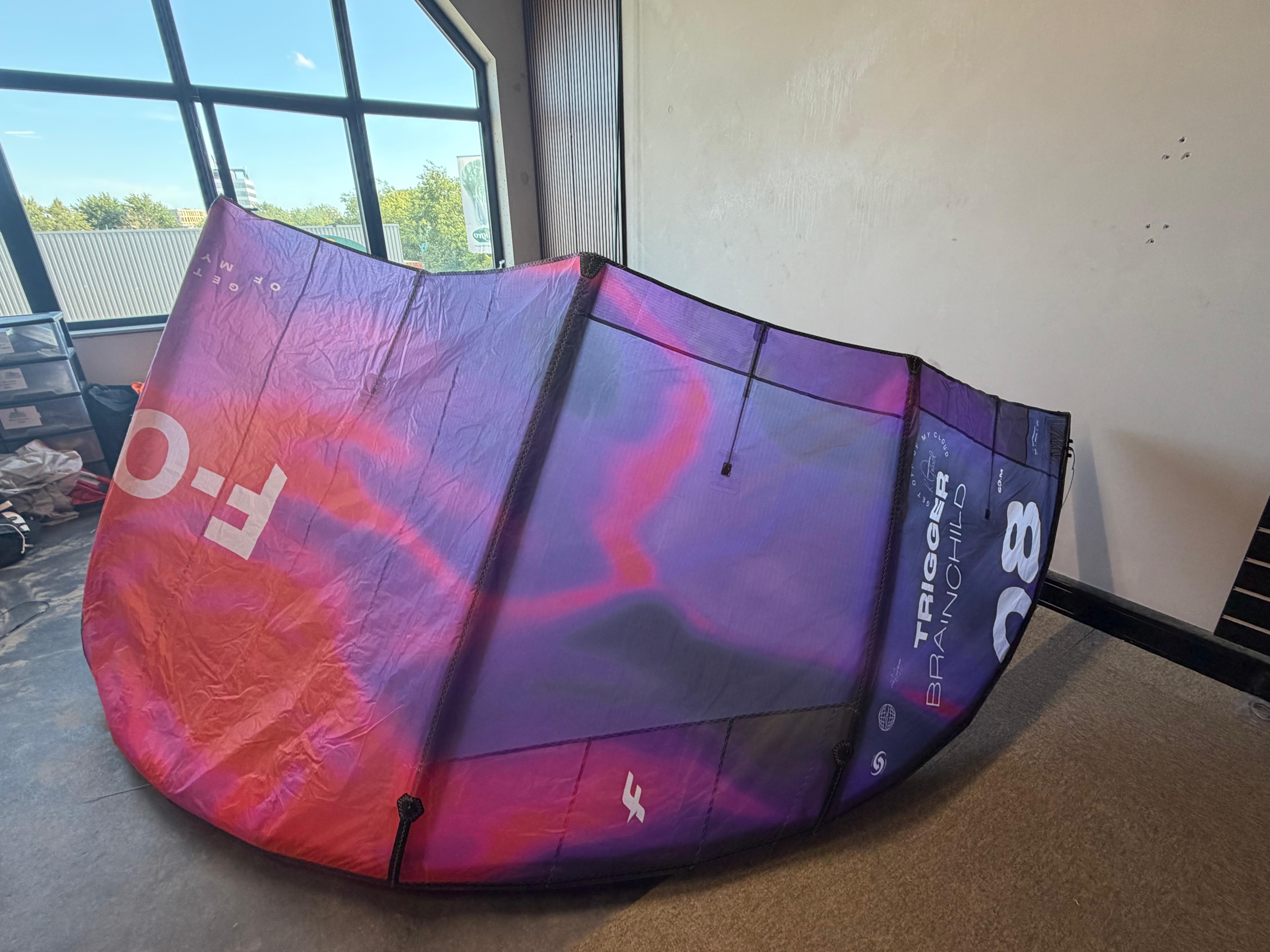 F-One Trigger V2 Brainchild 8 M tweedehands kite - bovenaanzicht