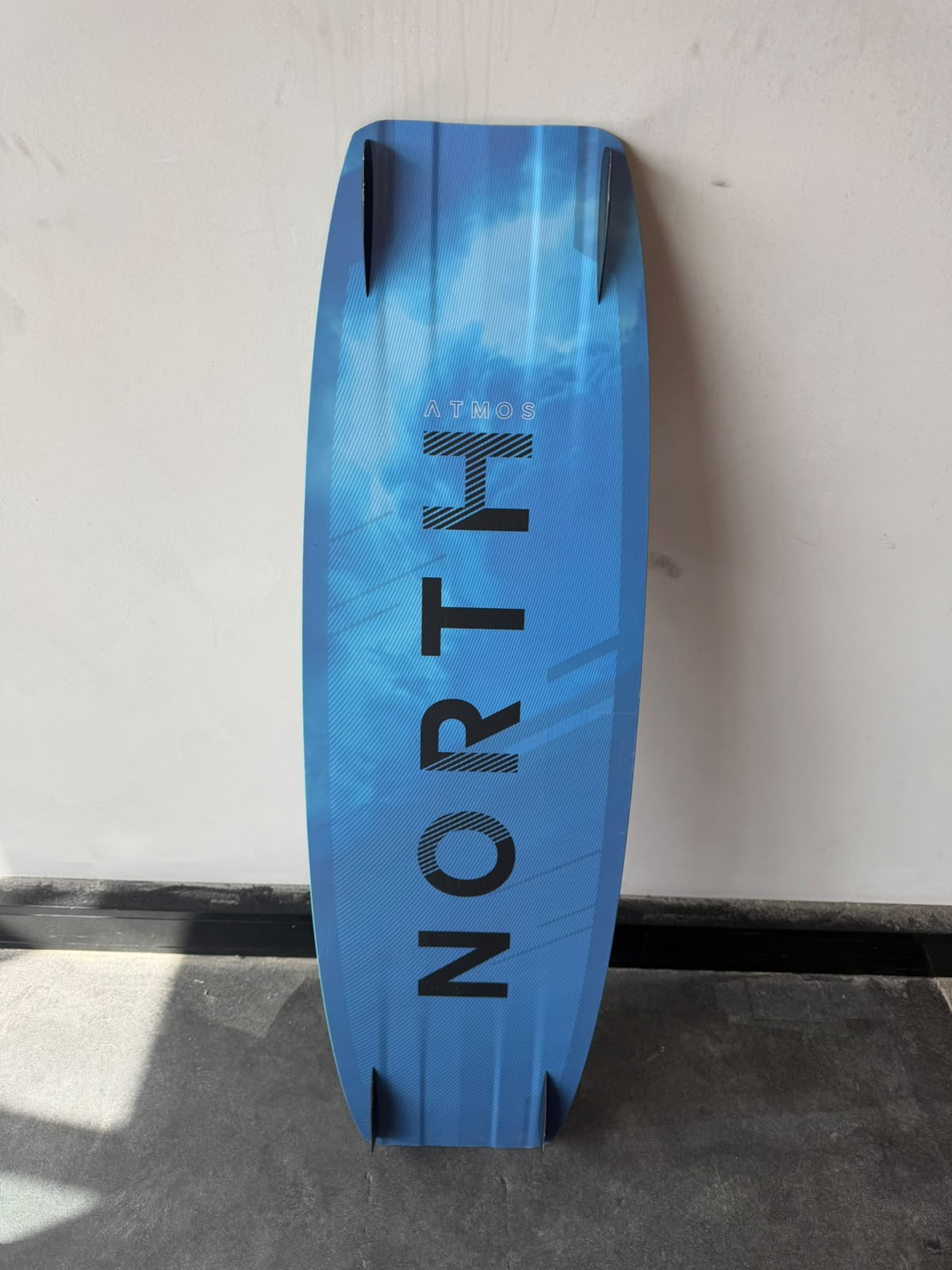 North Atmos 2023 138x41 tweedehands kiteboard topsheet